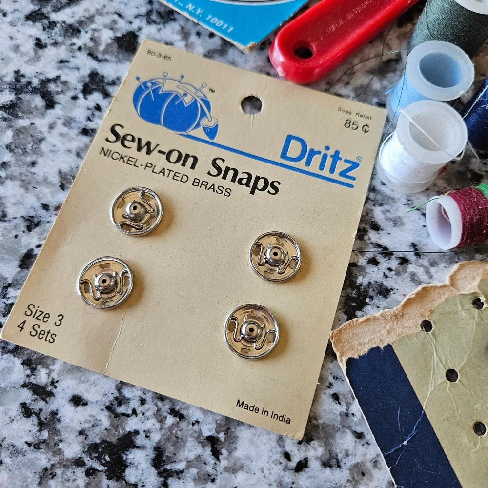 Dritz Traum Vintage Sewing Notions Lot Snaps Needles Chalk Thread Tracing Wheel